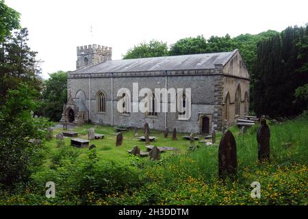 Die Pfarrkirche St. James im Dorf Clapham im Yorkshire Dales National Park, England, Großbritannien Stockfoto