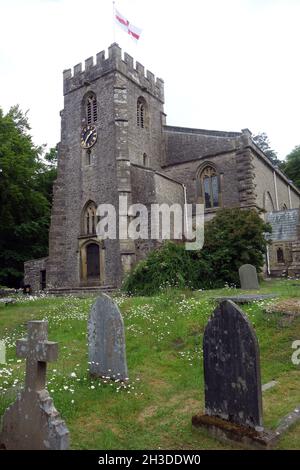 Die Pfarrkirche St. James im Dorf Clapham im Yorkshire Dales National Park, England, Großbritannien Stockfoto