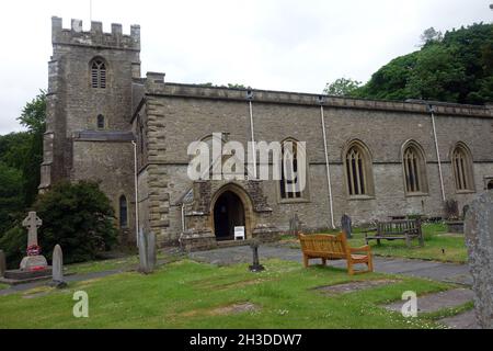 Die Pfarrkirche St. James im Dorf Clapham im Yorkshire Dales National Park, England, Großbritannien Stockfoto