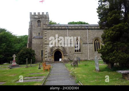 Die Pfarrkirche St. James im Dorf Clapham im Yorkshire Dales National Park, England, Großbritannien Stockfoto