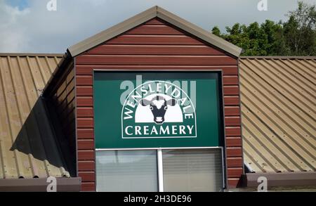 Beschilderung außerhalb der Wensleydale Creamery, Hawes, Yorkshire Dales National Park, England, Großbritannien. Stockfoto