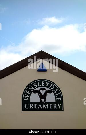 Beschilderung außerhalb der Wensleydale Creamery, Hawes, Yorkshire Dales National Park, England, Großbritannien. Stockfoto