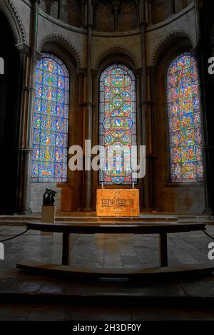 Altar und Buntglasfenster in der Kapelle der Märtyrer und Heiligen unserer Zeit, am östlichen Ende der Kathedrale von Canterbury, England. Stockfoto