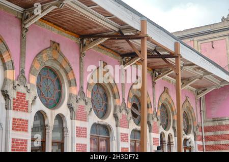 Ecke des Hauptbahnhofs Sirkeci auf der europäischen Seite istanbuls. Farbenprächtiges, ottomanisch gemustertes Gebäude Stockfoto