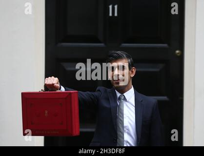 London, England, Großbritannien. Oktober 2021. Schatzkanzler RISHI SUNAK hält die rote Box vor der Downing Street 11, bevor er zum Unterhaus geht, um den Haushalt zu enthüllen. (Bild: © Tayfun Salci/ZUMA Press Wire) Stockfoto