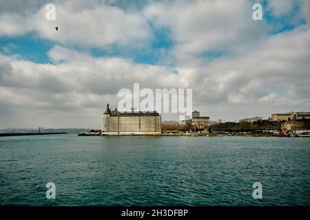 Altes barockes Gebäude des haydarpasa Hauptbahnhofs in kadikoy an der Küste istanbuls Stockfoto