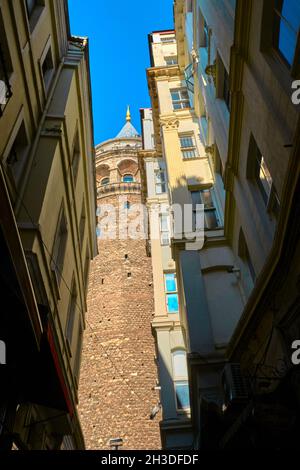 Galata Turm von einer engen Straße und ein Foto, das am frühen Morgen aufgenommen wurde. Türkei istanbul Stockfoto