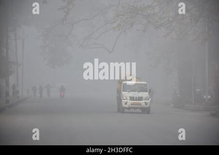 Srinagar, Indien. Oktober 2021. Ein Fahrzeug, das während eines kalten und nebligen Morgens in Srinagar auf einer Straße gesehen wurde. Kredit: SOPA Images Limited/Alamy Live Nachrichten Stockfoto