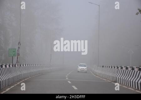 Srinagar, Indien. Oktober 2021. Ein Fahrzeug fährt während eines kalten und nebligen Morgens in Srinagar auf der Straße. Kredit: SOPA Images Limited/Alamy Live Nachrichten Stockfoto