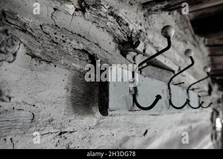 Vintage und Retro-Stil Kleiderbügel oder Haken in hängen an der Holzwand in antiken Dorfhaus in Bursa gemalt als türkis und blau Farbe Holz Stockfoto