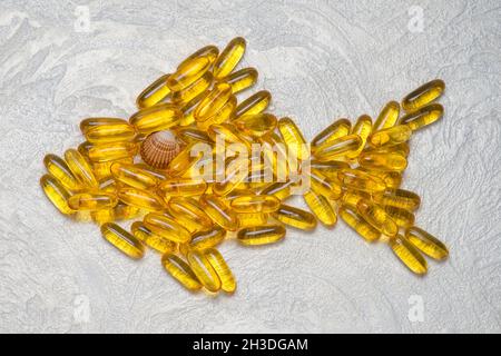 Omega3 Kapseln in Fischform. EPA und DHA sind essentielle Fettstoffe, die unser Körper täglich benötigt. Stockfoto