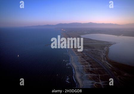 FRANKREICH.PYRENEES-ORIENTALES (66) LUFTAUFNAHME DER BLASTER-KÜSTE ZWISCHEN CANET-EN-ROUSSILLON SAINT CYPRIEN IN DER DÄMMERUNG Stockfoto