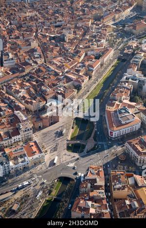 FRANKREICH. PYRENEES-ORIENTALES (66) LUFTAUFNAHME VON PERPIGNAN. LA BASSE DOCK UND DAS CASTILLET (ALTES GEFÄNGNIS UND EMBLEM DER STADT) Stockfoto