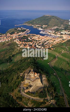 FRANKREICH. PYRENEES-ORIENTALES (66) PORT-VENDRES. FORT SAINT-ELME IM VORDERGRUND. UNTEN DER CAP BEAR (LUFTAUFNAHME) Stockfoto