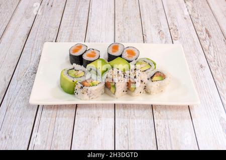 Sushi Maki Roll und Uramaki california Roll mit norwegischem Lachs, weißem Reis, japanischem Essig, Sesam und Mohn, Nori-Algen und viel Rip Stockfoto