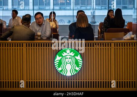 Hongkong, China. Oktober 2021. Gäste werden in der amerikanischen multinationalen Kette Starbucks Coffee Store in Hongkong gesehen. Kredit: SOPA Images Limited/Alamy Live Nachrichten Stockfoto