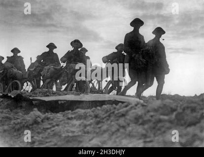 Erster Weltkrieg 1914-1918. Britische Soldaten marschieren in Silhouette an der Westfront. Stockfoto