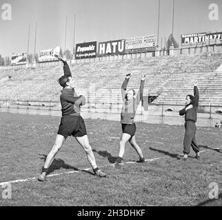 Gunnar Gren. 1920-1991. Schwedischer Fußballspieler. War in der Mannschaft, die die olympische Goldmedaille in London 1948 gewann. Gunnar Gren, Gunnar Nordahl und Nils Liedholm gründeten das renommierte Trio GRE-No-Li, ein erfolgreiches Trio, das gemeinsam für den AC Mailand spielte. Hier abgebildet mit Nils Liedholm beim Praktizieren in Mailand Italien 1950. Kristoffersson Ref. AY31-10 Stockfoto