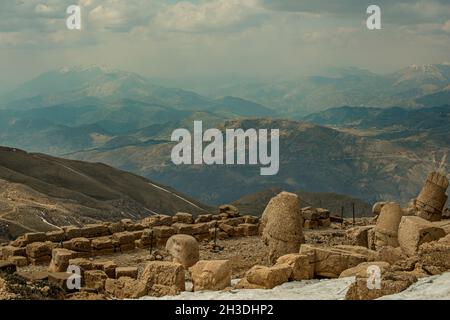 Götterköpfe und mythologische Figuren auf dem Berg der Götter mit Blick auf die umliegenden Gipfel Stockfoto