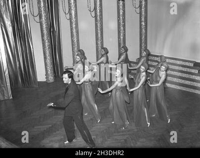 Ballettmädchen auf der Bühne 1939. Die jungen Frauen sind alle in ihren Kostümen mit einem Mann davor gekleidet. Schweden 1939 23-5 Stockfoto