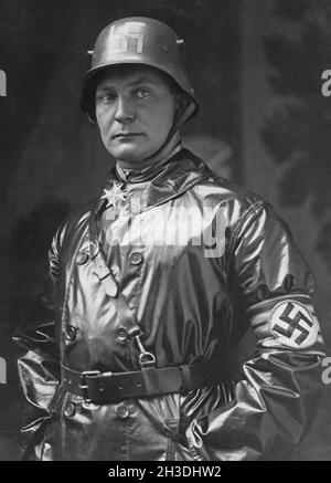 Hermann Göring. Deutscher Politiker, Militärführer und verurteilte Kriegsverbrecher. Geboren am 12 1893. januar, gestorben am 15. oktober 1946. Abgebildet in der Uniform der Sturmabteilung. Der ursprüngliche paramilitärische Flügel der Nazi-Partei. Es spielte eine wichtige Rolle bei Adolf Hitlers Aufstieg an die Macht in den 1920er und 1930er Jahren. Hermann Göring wurde 1923 als Oberster SA-Führer das Kommando über die SA übergeben. Später wurde er zum SA-Gruppenführer ernannt und hielt diesen Rang bis 1945 in den SA-Rollen. Das nazi-Hakenkreuz ist auf seinem Arm und auf seinem Helm zu sehen. Stockfoto