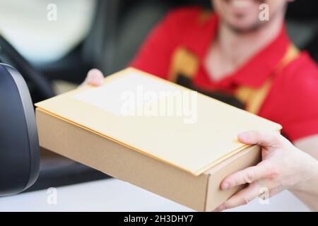 Verpackung und Umschlag in Händen Stockfoto