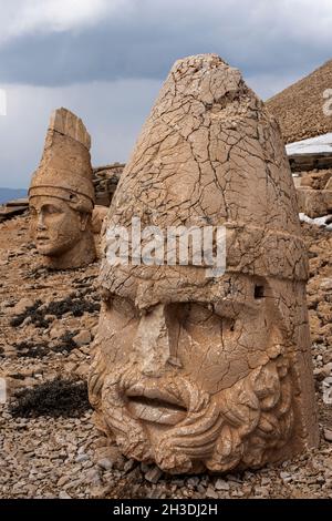 Skulpturen der Köpfe armenischer, griechischer und persischer Götter auf dem Berg Nemrut im Südosten der Türkei, die König Antiochus zuerst in Auftrag gab Stockfoto