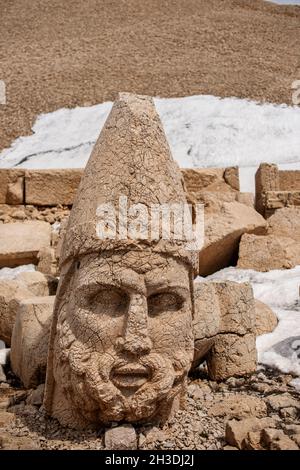 Skulpturen der Köpfe armenischer, griechischer und persischer Götter auf dem Berg Nemrut im Südosten der Türkei, die von König Antiochus I., Herkules, Tyche in Auftrag gegeben wurden Stockfoto