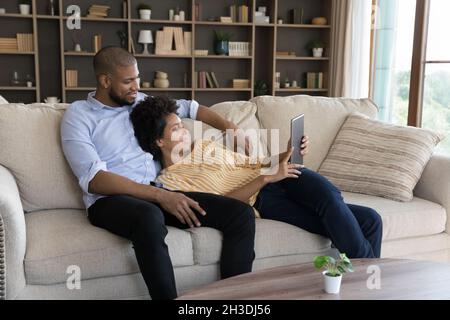 Glücklich Bonding junge gemischte Rennen Paar mit Tablet. Stockfoto