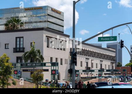 Blick auf den Santa Monica Boulevard und Blick auf das Schild zum Rodeo Drive Stockfoto