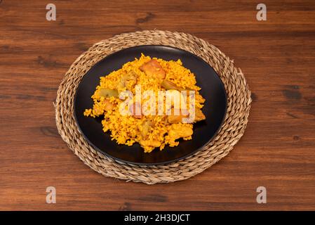 Eine Portion köstlicher valencianischer Paella wird in einem typischen spanischen Tapas-Restaurant serviert Stockfoto