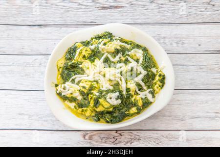 Weiße Schale Palak Paneer mit Spinat und Paneer-Käse in einer Sauce. Stockfoto