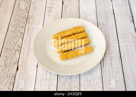 Portion gebratener Mozzarella-Sticks als Vorspeise Stockfoto