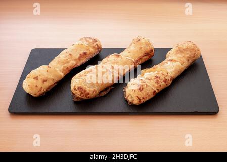 Gebratener Käse gefüllte Sticks auf schwarzem Schieferteller Stockfoto