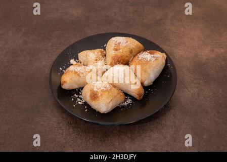 Italienische Knoblauchbrötchen mit geriebenem Käse auf der Oberseite und Steingebacken Stockfoto