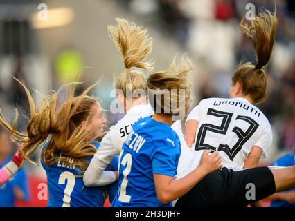 Feature, behaarte Affäre mit der Kopfzeile, von rechts Tabea WASSMUTH (GER), Irena KUZNETSOV (ISR), Lea SCHUELLER (GER), Opal SOFER (ISR), Aktion, Fußball Laenderspiel Frauen, WM-Qualifikation, Deutschland (GER) - Israel (ISR ), am 26. Oktober 2021 in Essen/Deutschland. Â Stockfoto