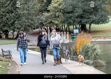 Northampton, Großbritannien, Wetter. Oktober 2021. Ein farbenfroher Morgen für Leute, die dort Hunde im Abington Park trainieren, mit einem herbstlichen Wettergefühl Credit: Keith J Smith./Alamy Live News. Stockfoto