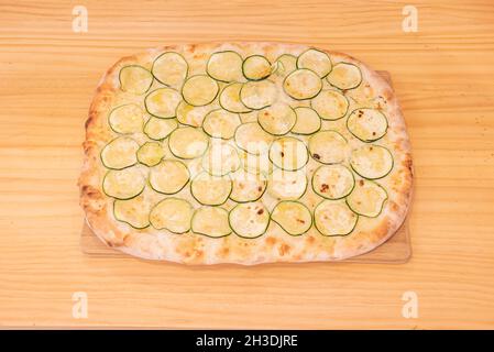 Rechteckige Zucchini-Pizza mit Mozzarella-Käse und feinem Weizenmehlteig Stockfoto