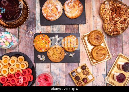 Bild von oben: Kuchen, Pralinen, Kekse mit Streuseln, Garacoleas, Mandeln und Walnüssen, Käsekuchen Stockfoto