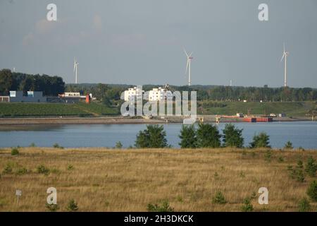 Blick über den See auf den neuen Hafen und Bezirk auf dem Wasser, einst ein Tagebau in Brandenburg Stockfoto