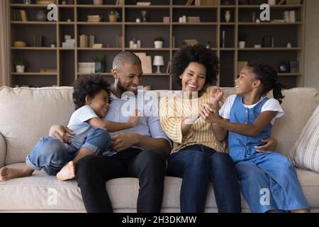 Glückliches afroamerikanisches Paar, das Spaß zusammen zu Hause hat. Stockfoto