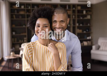 Porträt eines glücklichen, liebevollen jungen gemischtgeschlechtsverliebten Familienpaares. Stockfoto