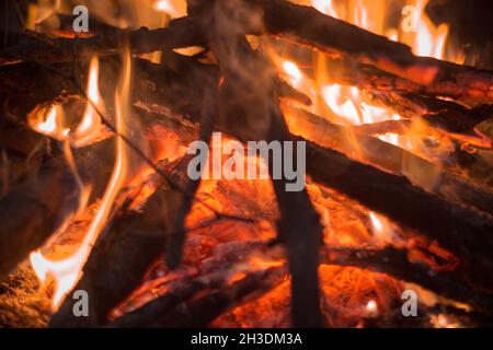 Nachtfeuer, Foto vom Herd, brennendes Lagerfeuer, Tourismus. Stockfoto