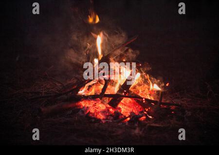 Nachtfeuer, Foto vom Herd, brennendes Lagerfeuer, Tourismus. Stockfoto