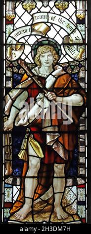 Buntglasfenster von Percy Bacon, das David mit einer Schleuder zeigt; St Pega's Church, Peakirk, Northamptonshire Stockfoto