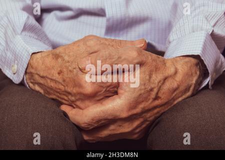 Nicht erkennbare kaukasische Hände sehr alter Mann. Nahaufnahme. Stockfoto