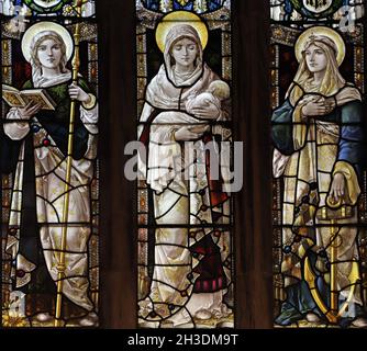 Buntglasfenster von Percy Bacon & Brothers mit Darstellung von Glaube, Hoffnung und Nächstenliebe, St Andrew's Church, Denton, Lincolnshire Stockfoto