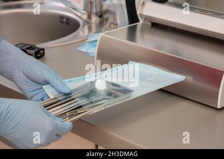 Verpackung und Vorbereitung für die Sterilisation von Dentalwerkzeugen Stockfoto