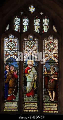 Ein Buntglasfenster von ward & Hughes, das Jesus als das Lamm Gottes darstellt, St Andrew's Church, Denton, Lincolnshire Stockfoto