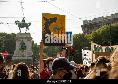 Mailand, Italien. Oktober 2021. Gegen ENI unterschreiben. Am 2. Oktober 2021 nahmen anlässlich der COP für Jugendliche und der COP für Jugendliche 26 6000 Personen an einem Freitag zum zukünftigen Schulstreik in Mailand, Italien, Teil. Sie protestierten, um eine klare Botschaft für den Klima- und Umweltschutz, für das Pariser Abkommen und das 1.5-Grad-Ziel zu zeigen und Druck auf die Politiker auszuüben. (Foto: Alexander Pohl/Sipa USA) Quelle: SIPA USA/Alamy Live News Stockfoto